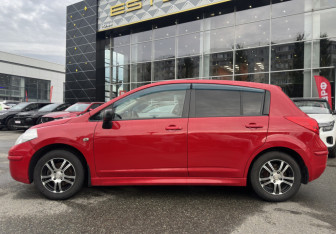Подержанный автомобиль Nissan Tiida Hatchback 2012 года (8 фото)