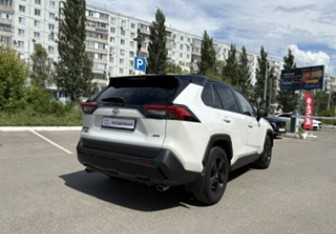 Подержанный автомобиль Toyota RAV4 2021 года (5 фото)