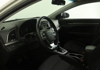 Подержанный автомобиль Hyundai Elantra Sedan 2018 года (11 фото)