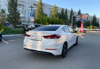 Подержанный автомобиль Hyundai Elantra Sedan 2017 года (5 фото)