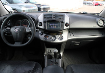 Подержанный автомобиль Toyota RAV4 2011 года (9 фото)