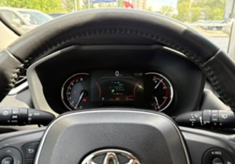 Подержанный автомобиль Toyota RAV4 2021 года (16 фото)