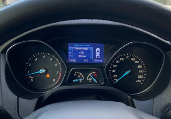 Подержанный автомобиль Ford Focus Hatchback 2012 года (17 фото)