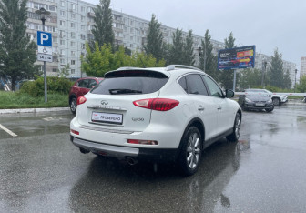 Подержанный автомобиль Infiniti QX50 2014 года (5 фото)