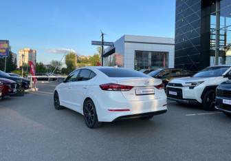 Подержанный автомобиль Hyundai Elantra Sedan 2017 года (7 фото)