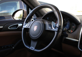 Подержанный автомобиль Porsche Cayenne 2013 года (15 фото)