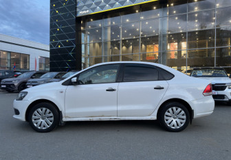 Подержанный автомобиль Volkswagen Polo Sedan 2012 года (8 фото)