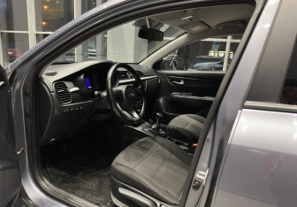 Подержанный автомобиль Kia Rio Hatchback 2019 года (9 фото)