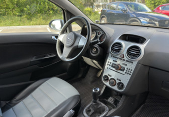 Подержанный автомобиль Opel Corsa 2011 года (10 фото)
