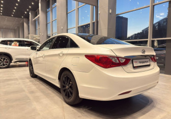 Подержанный автомобиль Hyundai Sonata 2012 года (3 фото)