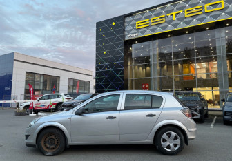 Подержанный автомобиль Opel Astra Hatchback 2010 года (8 фото)