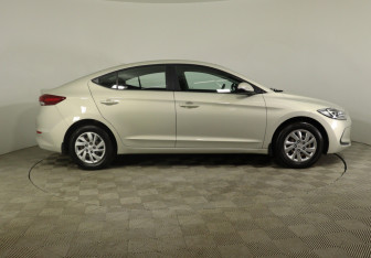Подержанный автомобиль Hyundai Elantra Sedan 2018 года (4 фото)