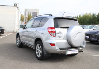 Подержанный автомобиль Toyota RAV4 2011 года (6 фото)