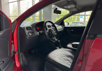 Подержанный автомобиль Volkswagen Polo Sedan 2012 года (9 фото)