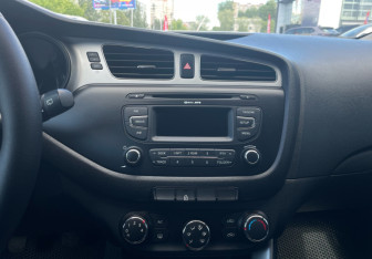 Подержанный автомобиль Kia Ceed Hatchback 2013 года (13 фото)