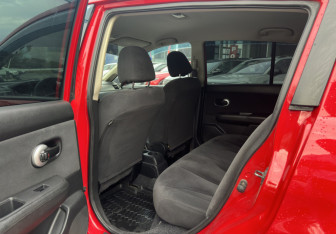 Подержанный автомобиль Nissan Tiida Hatchback 2012 года (12 фото)