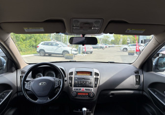 Подержанный автомобиль Kia Ceed Hatchback 2008 года (11 фото)