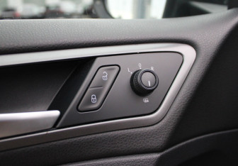 Подержанный автомобиль Volkswagen Golf Hatchback 2013 года (15 фото)