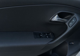 Подержанный автомобиль Volkswagen Polo Sedan 2012 года (13 фото)