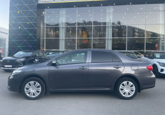 Подержанный автомобиль Toyota Corolla Sedan 2012 года (8 фото)
