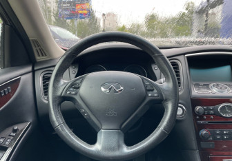 Подержанный автомобиль Infiniti QX50 2014 года (14 фото)