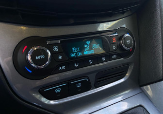 Подержанный автомобиль Ford Focus Hatchback 2012 года (14 фото)