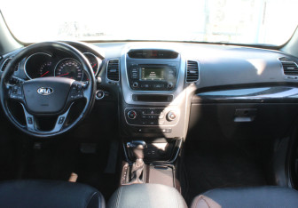 Подержанный автомобиль Kia Sorento 2016 года (9 фото)