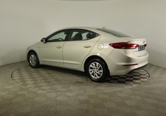 Подержанный автомобиль Hyundai Elantra Sedan 2018 года (7 фото)