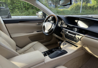 Подержанный автомобиль Lexus ES 2014 года (10 фото)