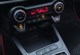 Подержанный автомобиль Kia Rio Hatchback 2020 года (14 фото)