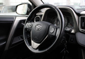 Подержанный автомобиль Toyota RAV4 2014 года (15 фото)