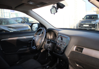 Подержанный автомобиль Mitsubishi Outlander 2016 года (8 фото)