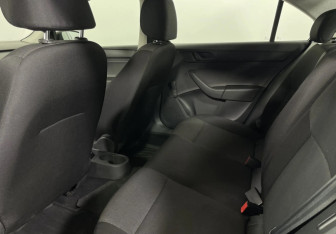 Подержанный автомобиль Skoda Rapid Liftback 2016 года (11 фото)