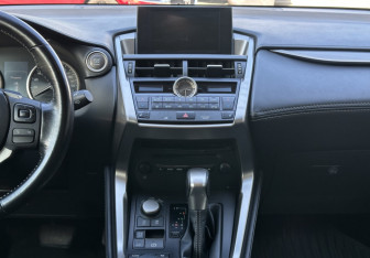 Подержанный автомобиль Lexus NX 2017 года (12 фото)
