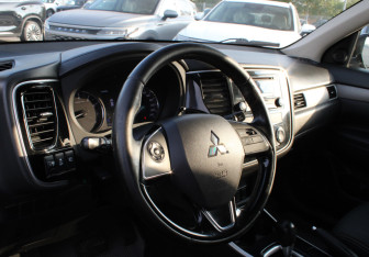 Подержанный автомобиль Mitsubishi Outlander 2016 года (7 фото)