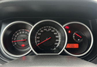 Подержанный автомобиль Nissan Tiida Hatchback 2012 года (16 фото)