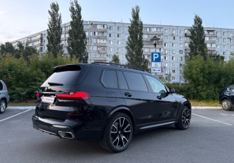 Подержанный автомобиль BMW X7 2021 года (5 фото)
