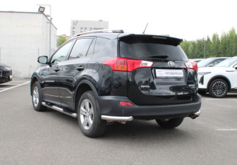 Подержанный автомобиль Toyota RAV4 2014 года (6 фото)