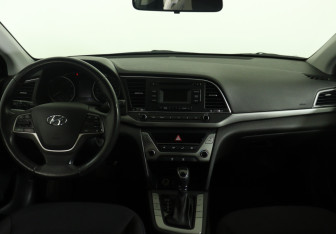 Подержанный автомобиль Hyundai Elantra Sedan 2018 года (13 фото)