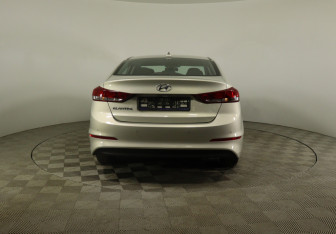 Подержанный автомобиль Hyundai Elantra Sedan 2018 года (6 фото)