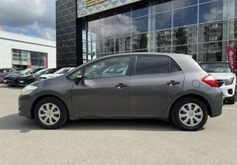 Подержанный автомобиль Toyota Auris Hatchback 2010 года (8 фото)
