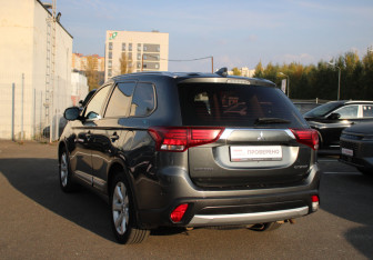 Подержанный автомобиль Mitsubishi Outlander 2016 года (2 фото)