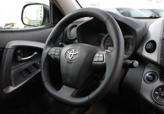 Подержанный автомобиль Toyota RAV4 2011 года (15 фото)