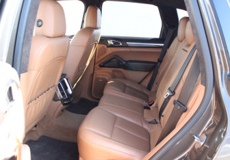Подержанный автомобиль Porsche Cayenne 2013 года (10 фото)