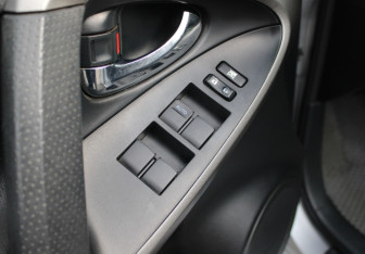 Подержанный автомобиль Toyota RAV4 2011 года (19 фото)