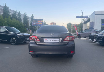 Подержанный автомобиль Toyota Corolla Sedan 2012 года (6 фото)
