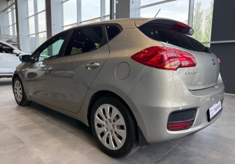Подержанный автомобиль Kia Ceed Hatchback 2015 года (3 фото)