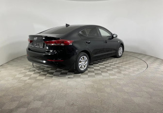 Подержанный автомобиль Hyundai Elantra Sedan 2017 года (5 фото)