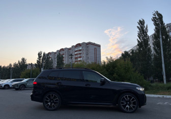 Подержанный автомобиль BMW X7 2021 года (4 фото)