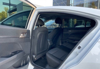 Подержанный автомобиль Hyundai Elantra Sedan 2017 года (12 фото)
